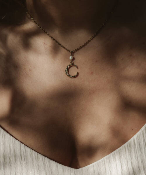 - imageCollier perle naturelle et lune plaquée or 14k